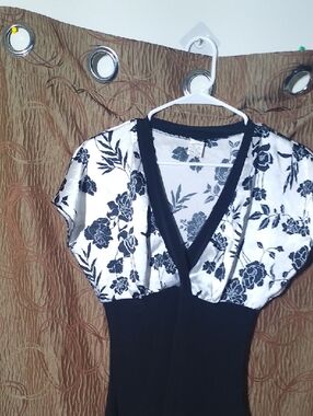 Black & White Floral V-Neck Tunic Top